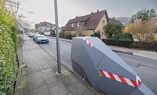 Blitzer Esther steht auf Wunsch mehrerer Anwohner am Walkenweg in Bielefeld. Andere Anwohner können diese Entscheidung nicht verstehen. - Oliver Krato