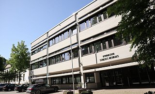 Am Gymnasium Schloß Neuhaus wird in diesem und im nächsten Jahr der Gebäudeteil Block 20 saniert, um drei zusätzliche Räume zu bekommen. - Archivfoto Jens Reddeker