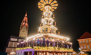 Die 20 Meter hohe Paderborner Weihnachtspyramide ziert in diesem Jahr die Weihnachtsmarkttassen. - Besim Mazhiqi/Stadt Paderborn