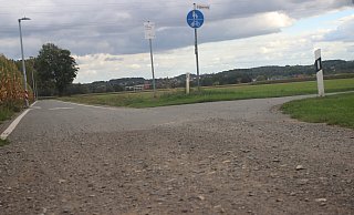 Verkehr in Enger: Der neue Radweg Nordhofstraße endet an dieser Kreuzung in einen Schotterweg. - Jan-Henrik Gerdener Verkehr in Enger: Der neue Radweg Nordhofstraße endet an dieser Kreuzung in einen Schotterweg. - Jan-Henrik Gerdener
