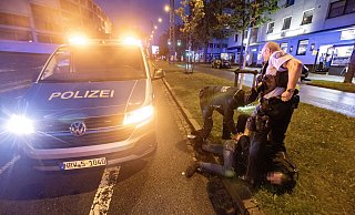 Die Polizei musste den Mann, der sich vehement wehrte, wie hier zu Boden bringen und auf die Wache geleiten. - Symbolfoto: Oliver Krato
