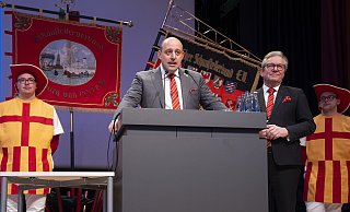 Paderborner Schausteller Bethel Thelen und Bürgermeister Michael Dreier waren in Hamburg bei dem diesjährigen Delegiertentreffen der Schausteller - und hatten eine Überraschung mit im Gepäck. - Deutscher Schaustellerbund/Henning Anger