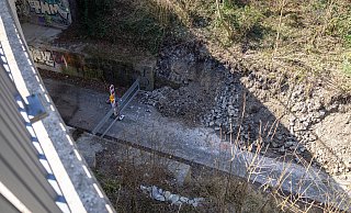 Wegen der abgerutschten Böschung ist der Almeradweg in Wewer gesperrt worden. - Niklas Tüns