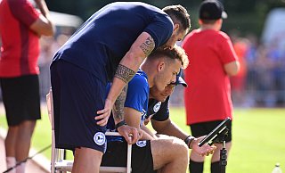 DSC-Coach Mitch Kniat (l.) sowie die Co-Trainer Janik Steringer (Mitte) und Daniel Jara bei der Analyse. Ein Tablet für Daten und Videos ist gängiges Arbeitsgerät. - IMAGO/pmk