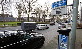 Seit September werden an allen bewirtschafteten städtischen Parkplätzen, wie hier am Paderwall in Paderborn, auch an Sonntagen Parkgebühren erhoben. (Archivbild) - Niklas Tüns