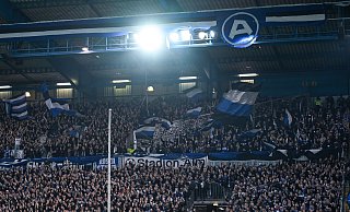 Die Alm in Bielefeld ist ein besonderer Fußball-Schauplatz, erst recht unter Flutlicht. - Teresa. Kroeger
