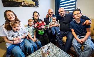 Bezirksbürgermeister Jesco von Kuczkowski (Mitte) gratuliert Familie Tahiraj: (v.l) Nisa (13), Eldon (2), Eljan (6), Mutter Kujtesa (41), Baby Eltrim (5 Monate), Vater Fatos (38) und Emilian (10). - Sarah Jonek