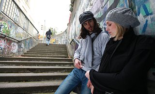 Ein Dealer übergibt Ware an seine Kundin. |Symbolfoto - www.polizei-beratung.de