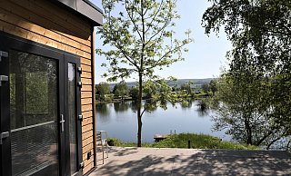 Das Chalet am Kleinen See auf dem Freizeitgelände Ahlemeyer bei Höxter soll im Sommer öffnen und bietet Ruhe und Erholung mit tollem See-Blick. - Simone Flörke Das Chalet am Kleinen See auf dem Freizeitgelände Ahlemeyer bei Höxter soll im Sommer öffnen und bietet Ruhe und Erholung mit tollem See-Blick. - Simone Flörke