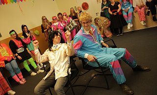 Jeck: Im Warburger Behördenhaus feiern die Damen der Verwaltung mit Thomas Anders (Bürgermeister Tobias Scherf) und Dieter Bohlen (Beigeordneter Andreas Niggemeyer). - Dieter Scholz