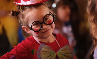 Diese junge Clownin mit Harry-Potter-Brille ist mit Feuereifer beim Kinderkarneval im Wasserschloss Ovelgönne dabei. - Ulf Hanke