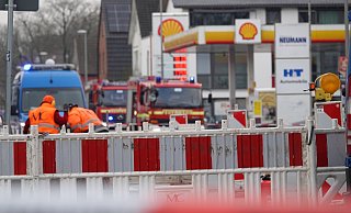 Die Carl-Severing-Straße in Quelle bleibt vorerst weiträumig gesperrt. Ein Gasleck muss hier repariert werden. Die Polizei informiert die Anwohner. - Paul Brinkmann