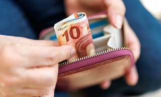 Trotz jahrelanger Arbeit bleibt einer Frau aus Herford kaum genug Geld zum Leben. - picture alliance / dpa