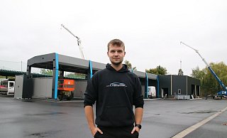 In wenigen Wochen soll der Waschpark in Lahde eröffnen. Betreiber Dominic Brinkmann will anfangs täglich vor Ort sein. - Claudia Hyna