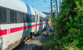 Der ICE in Fahrtrichtung Bielefeld kam etwa 500 Meter vor dem Bahnhof Bielefeld-Brackwede zum Stehen. - Andreas Zobe