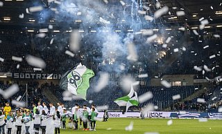 Paderborner und Hannoveraner Fans sorgen vor dem Anpfiff des Topspiel der 2. Bundesliga für eine minutenlange Pyroshow. - picture alliance/dpa
