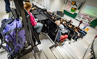 Der Hörsaal 15 im sanierten Teil der Universität Bielefeld ist von Studenten und Studentinnen besetzt worden - aus Protest gegen drohende Kürzungen der Finanzmittel durch das Land. - Sarah Jonek