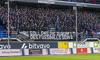 Die Fans des SC Paderborn protestieren mit einem Banner gegen geplante Sicherheitsverschärfungen im Fußballstadion. - picture alliance/dpa