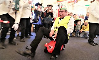 Unter dem Jubel der Gäste muss Steinheims Bürgermeister Carsten Torke Bobby-Car durchs Rathaus fahren. - David Schellenberg