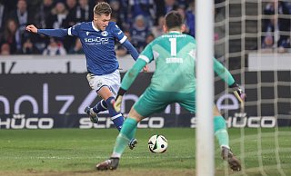 Arminias Joel Grodowski trifft in dieser Szene nur den Pfosten. Wenige Augenblicke später legt er das 4:1 gegen Stuttgart II auf. - Oliver Krato