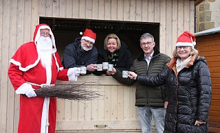 Horst Kröger (v. l.) als Nikolaus, Pastor Markus Malitte, Regina Schlüter-Ruff vom Stadtmarketing, Bürgermeister Bernd Dumcke und Anne Beckmann laden an einer noch ungeschmückten Hütte zum Weihnachtsmarkt rund um die St. Martins-Kirche ein. - Britta Bohnenkamp-Schmidt