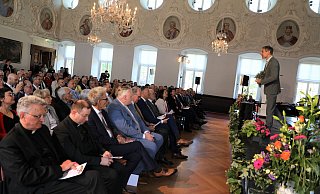 Bühnenprofi Thomas Philipzen moderierte den Festakt mit Humor und Augenzwinkern für die Ostwestfalen und ihre Eigenarten. So erinnerte er sich an eine Begegnung am Bahnhof Steinheim und die Frage eines Passanten, ob er das Rad nutzen könne, um nach zum Bahnhof hin zu fahren. Heimat, sagt Philipzen. - Simone Flörke Bühnenprofi Thomas Philipzen moderierte den Festakt mit Humor und Augenzwinkern für die Ostwestfalen und ihre Eigenarten. So erinnerte er sich an eine Begegnung am Bahnhof Steinheim und die Frage eines Passanten, ob er das Rad nutzen könne, um nach zum Bahnhof hin zu fahren. Heimat, sagt Philipzen. - Simone Flörke