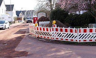 In Dankersen wird schon gearbeitet: Voraussichtlich bis Ende Mai sollen die bereits laufenden Arbeiten an der Sedanstraße (südlich der Feldstraße) dauern. - Alex Lehn