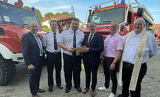 Generationswechsel: Landrat Christoph Rüther, Leiter der freiwilligen Feuerwehr Marcus Siekaup, Einheitsleiter Michael Scharfen, Bürgermeister Christian Carl, Ortsvorsteher Reimund Günter und Pastor Raphael Schliebs (v.l.) feiern die symbolische Staffelübergabe vom treuen Oldie zum modernen TLF 3000. - Stadt Bad Wünnenberg