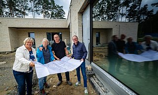 Petra Oester-Barkey (Bezirksamt), Katrin Achelpöhler (AM Architekten), Carsten Deiwiks (ISB) und Lars Nockemann (Bezirksbürgermeister) sind zufrieden mit dem Fortschritt des Gebäudes. - Sarah Jonek
