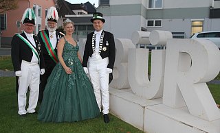 Demnächst steht auf der Rasenfläche an der Bürener Königstraße die Kreisschützenfest-Countdown-Uhr. Kreisschützenoberst Reinhard Mattern, Andreas Köchling, Oberst der Bürgerschützen und das Kreiskönigspaar Steffen Löper und Nora Rosensträter freuen sich schon aufs 66.Kreisschützenfest in Büren. - Johannes Büttner