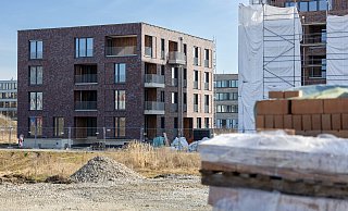 Im Alanbrooke-Quartier werden derzeit die ersten Mehrfamilienhäuser gebaut. Auch hochwertige Eigentumswohnungen sind darunter zu finden. - Niklas Tüns