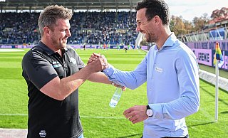 So begrüßten sich SCP-Coach Lukas Kwasniok (l.) und KSC-Trainer Christian Eichner am 31. Oktober 2021 bei ihrem ersten Zweitligaduell im Karlsruher Wildpark. Paderborn gewann damals mit 4:2. - picture alliance / GES/Helge Prang