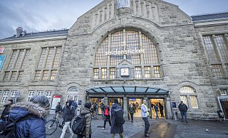 Eine junge Frau saß im Zug nach Bielefeld, als sie von einem Mann belästigt worden sein soll. - Sarah Jonek