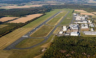 Die Start- und Landebahn am Flughafen Paderborn/Lippstadt ist 2180 Meter lang. Die mit Pfeilen gekennzeichnete angebaute Strecke (unten) wurde nicht in Betrieb genommen. Trotzdem können bis auf den Airbus A380 fast alle Verkehrsflugzeuge hier starten und landen. - Moritz Klöckner