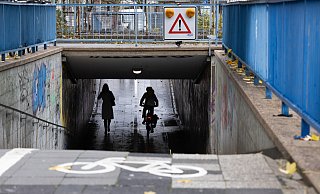 Stadteinwärts dürfen neben Fußgänger auch Radfahrer die Bahnunterführung neben der Borchener Straße in Paderborn nutzen. - Niklas Tüns