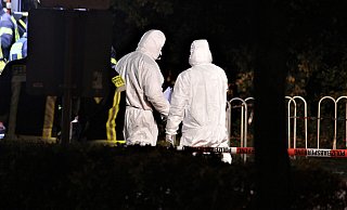 Beamte der Kriminaltechnischen Untersuchung (KTU) inspizierten bis abends den Ort, an dem Poliztisten einen Mann mit Handgranate niedergeschossen hatten. - Lukas Brekenkamp