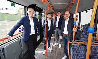 Bielefelds Stadtwerke-Chef Martin Uekmann (v.l.), David Heidenreich (MoBiel-Geschäftsbereichsleiter Betrieb), Marcel Vartmann (Bereichsleiter Markt und Fahrgast) und MoBiel-Geschäftsführer Arne Petersen. - Andreas Zobe