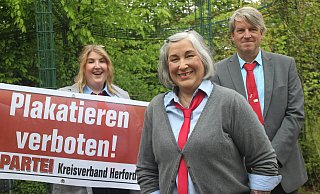 Christina Meyer (m.) tritt für "Die Partei" als Bürgermeisterkandidatin an. Unterstützung bekommt sie von der Landratskandidatin Melanie Amling und von Andreas Gittel. - Jan-Henrik Gerdener
