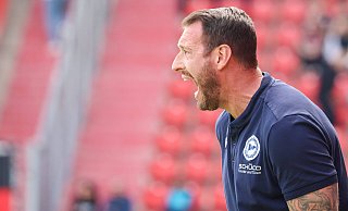 Arminia-Trainer Mitch Kniat hat derzeit wenig Grund für Frust. Seine Mannschaft eilt in der 3. Liga von Sieg zu Sieg. - IMAGO/Eibner