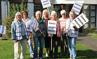 Heidrun Kühme (v. l.), Barbara Tigges, Marion Bunte, Marita Ackermann, Irene Glaschick, Irmgard Dreyer-Elison und Barbara Diehle-Fäustel machen sich bei den "Omas gegen Rechts" für die Demokratie stark. - Mareike Gröneweg
