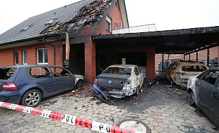 Fünf Autos brannten bei einem Feuer in Preußisch Oldendorf vollständig aus. - Ilka Gülker