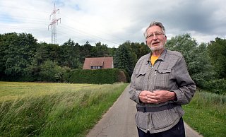 Heinrich Struckmeier (81) vor seinem Haus unterhalb des 78 Meter hohen Strommasten in Wulferdingsen nahe Wallücke. - Ulf Hanke Heinrich Struckmeier (81) vor seinem Haus unterhalb des 78 Meter hohen Strommasten in Wulferdingsen nahe Wallücke. - Ulf Hanke