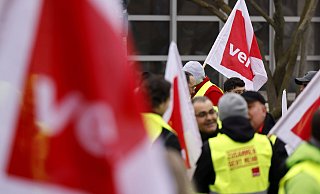 Mitglieder des Verdi-Bündnisses demonstrieren in Düsseldorf für höhere Investitionen in die Daseinsvorsorge in NRW. - IMAGO/Panama Pictures