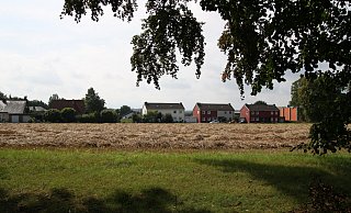Blick auf das Areal, in dem das neue Baugebiet entstehen soll, vom Gelände des Nordhofes aus. Im Hintergrund liegt die Brackfeldstraße. - Britta Bohnenkamp-Schmidt Blick auf das Areal, in dem das neue Baugebiet entstehen soll, vom Gelände des Nordhofes aus. Im Hintergrund liegt die Brackfeldstraße. - Britta Bohnenkamp-Schmidt