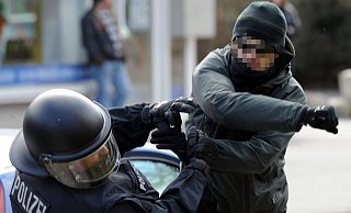 NRW-Innenminister Reul ruft dazu auf, Straftätern in bestimmten Fällen den Führerschein zu entziehen – auch dann, wenn kein konkreter Bezug zum Straßenverkehr vorliegt. - dpa