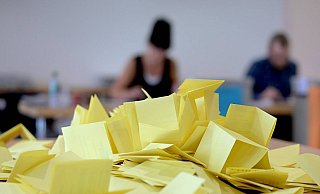 Die Stimmzettel für die Bürgermeisterwahl müssen in NRW im Herbst 2025 wieder ausgezählt werden. - Jacob Schröter/dpa