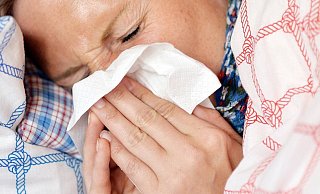 Corona oder Grippe? Die Symptome ähneln sich oftmals, doch es gibt auch einige Unterschiede. - dpa