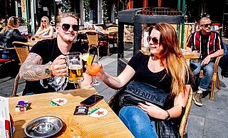 Wer im Steinhagener Ortskern Gastronomie-Tische, Werbeschilder oder ähnliches aufstellt, muss bezahlen - Symbolfoto/picture alliance