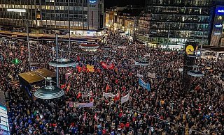 Mehr als 25.000 Menschen nahmen am 31. Januar 2024 an der Großdemo gegen Rechtsextremismus auf dem Jahnplatz teil. - Paul Brinkmann Mehr als 25.000 Menschen nahmen am 31. Januar 2024 an der Großdemo gegen Rechtsextremismus auf dem Jahnplatz teil. - Paul Brinkmann