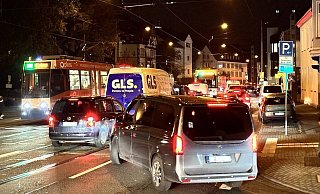 Der Verkehr an der Kreuzung Detmolder Straße - Ecke August-Bebel-Straße steht still. - Eike Horstmann